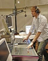 41\ campus FOTO: RADIO//FRI Radio Free der Name ist Programm Themenvielfalt rund um den Campus Radio//Fri geht in sein elftes Jahr und schafft es ganz nach oben: Bisher im düsteren Keller der