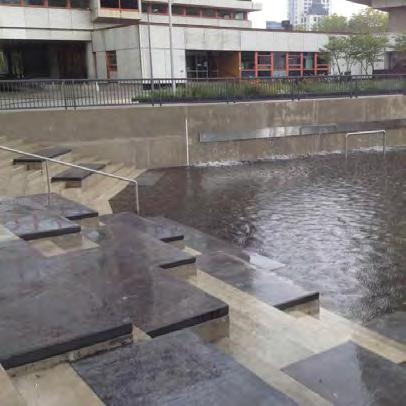 21 Teilweise gefüllter Wasserplatz in Rotterdam nach einem starken Regenereignis [Eveline Kokx] Das Prinzip der multifunktionalen Flächennutzung sieht vor, dass Freiflächen mit einer ursprünglich