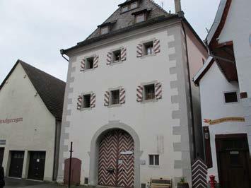 Mühlgasse 13 Kulturdenkmal gem. 2 DSchG (Gebäude) Ehemalige Zehntscheune des Domkapitels Konstanz Unmittelbar an der Stadtmauer stehende, dreigeschossige Zehntscheune.