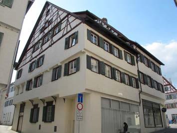 Haldenstraße 2 Kulturdenkmal gem. 2 DSchG (Gebäude) Wohn- und Geschäftshaus In Ecklage stehendes, dreigeschossiges Wohn- und Geschäftshaus mit massiv gemauerter Erdgeschosszone.