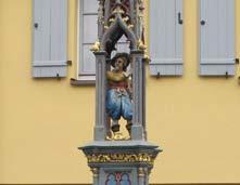 Bemerkenswert ist die namengebende Figur eines mit Lanze bewehrten Kriegers am Brunnenstock. Laut Inschrift wurde der Brunnen 1866 von der Eisengießerei Kuhn in Stuttgart-Berg hergestellt.