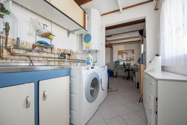 Bild oben: Waschküche mit Eingang