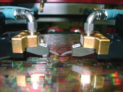 1: NMOS-Transistor mit aufgeschmolzenem Filament als Folge von ESD. Abb. 2: Versuchaufbau zum HF-ESD TLP: Impedanzkontrollierte Ankontaktierung.