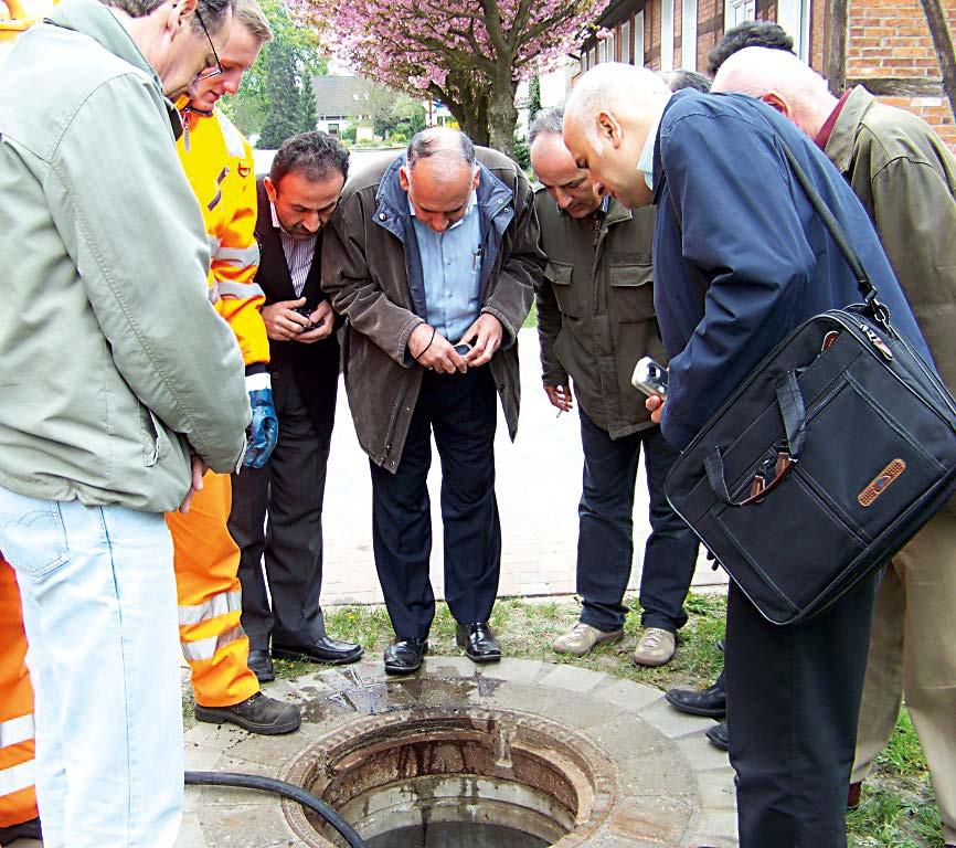 INIS-Abschlusspublikation Gebäudeintegrierte Lebensmittelproduktion unter Wiederverwendung von Abwasser 303 Abb. 2: Akteure schauen in die Röhre.