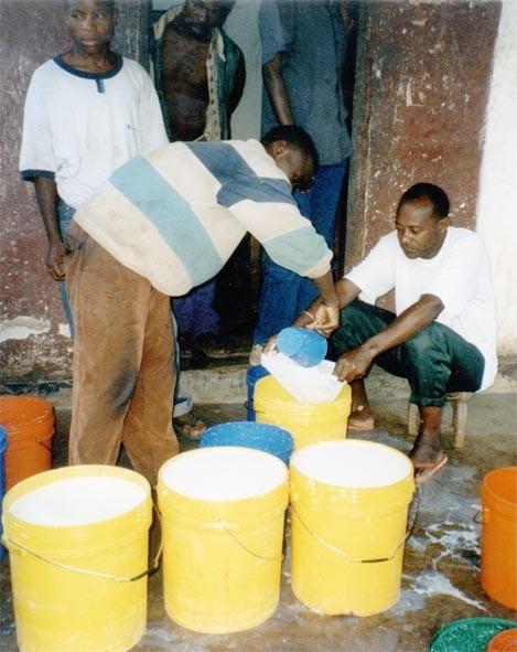 Milch in Tansania Milch ist ein wichtiges, traditionelles, relativ billiges Lebensmittel Milch hat hohe wirtschaftliche und