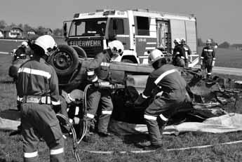 ) VERSCHIEDENE INFORMATIONEN Feuerwehren im Bezirk Schärding Bei 2.733 Einsätzen 54 Personen gerettet Alle 3,2 Stunden hieß es im Jahr 2011 Einsatz für die Feuerwehr im Bezirk Schärding. 30.