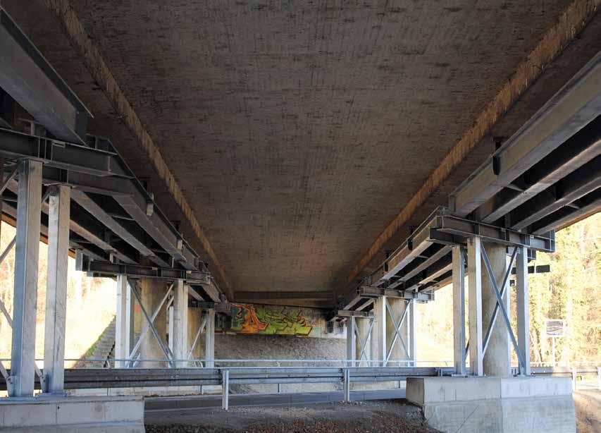 Die Konstruktion wurde unterhalb der Brücken aufgestellt und auf den vorhandenen Fundamenten gegründet. Als Folge dessen wurden die Durchfahrtshöhen beschränkt.