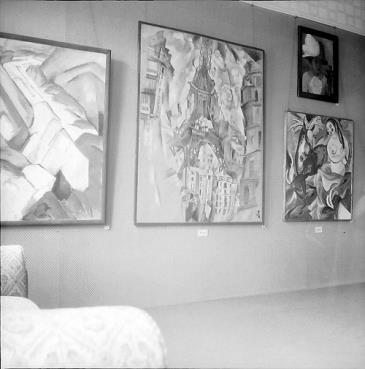 Dritter Raum der Ausstellung Der Blaue Reiter, Galerie Heinrich Thannhauser, München, 1911/12, mit dem Gemälde Tour Eiffel (1910) von Robert Delaunay, Gabriele Münter- und Johannes Eichner-Stiftung,