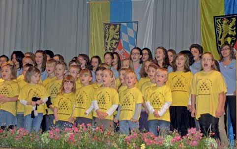 Fränkische Sängerzeitung Januar/Februar 2013 17 des nächsten Kinder- und Jugendchorfestivals im kommenden Jahr habe sich der Kinder- und Jugendchor aus Weinberg bereit erklärt.