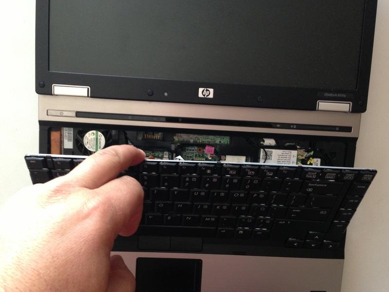 Tastatur aus dem Laptop-Handballenauflage zu lösen.