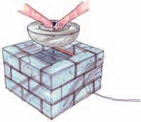 6. Damit das Kabel der Pumpe (14) nicht gequetscht wird, sägen Sie mit einer Metallsäge einen kleinen Durchlass in die Oberkante des Wasserbehälters (3) und legen Sie das Stromkabel der Pumpe (14)