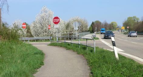 Am östlichen Ende Fellbachs gibt es eine eklatante Verletzung der Regel, dass parallel zur vorfahrtberechtigten Straße verlaufende Radwege Vorfahrt haben.