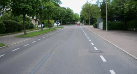 Hier wurde zudem die Fahrradstraße als vorfahrtberechtigt eingerichtet, damit haben die Radfahrer einen zusätzlichen Vorteil.
