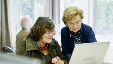 Bereits die Hälfte aller Senioren ist nach Angaben des (N)Onliner Atlas 2010 in Deutschland an das World Wide Web angeschlossen.