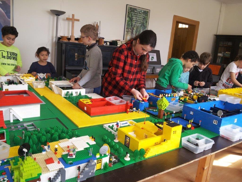 Aus dem Gemeindeleben Berichte - Rückblicke Im März hieß es wieder: LEGO-Zeit in Schmeckwitz. Fast 50 Kinder kamen und bauten.
