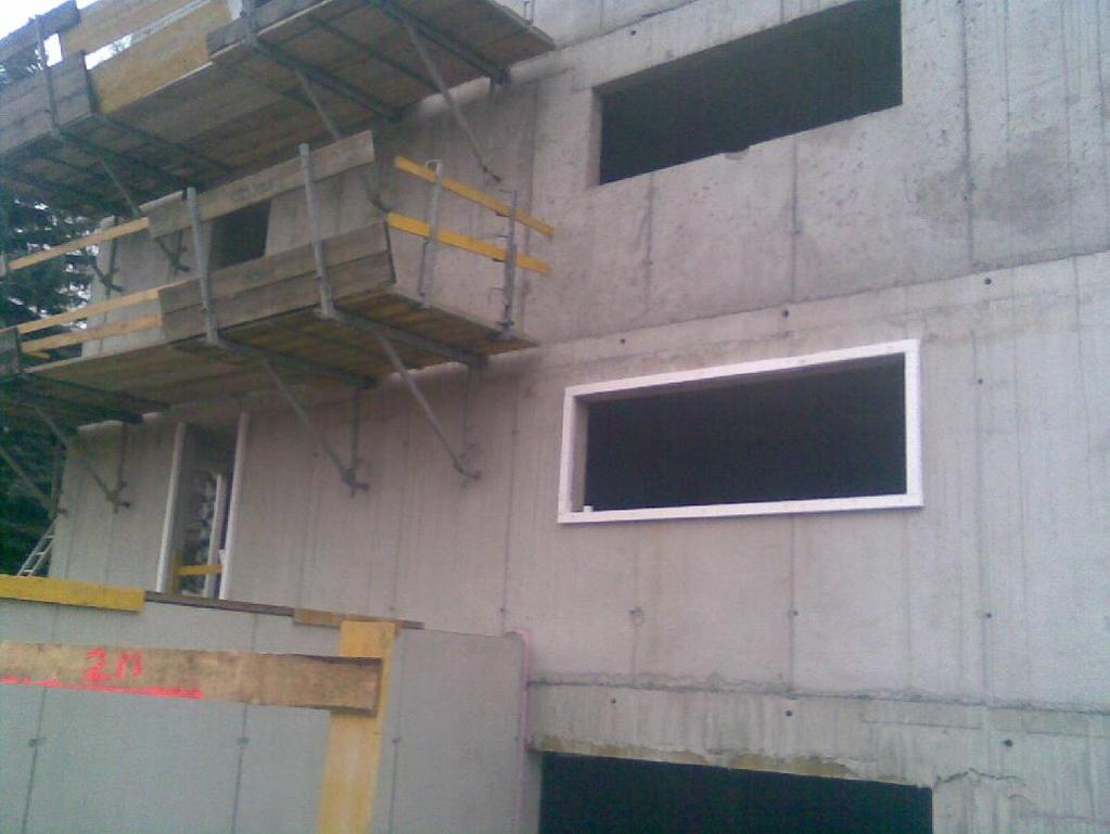 Die Befestigung der Fenster muss mittels der greenteq Fensterrahmenschrauben, i-stern Zylinderkopf 7,5mm x132mm durchgeführt werden.