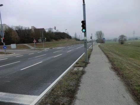 Querungshilfe mit Sichtbehinderung B14 von Nufringen kommend: Radfahrer müssen die Straße queren Eine schöne touristische Route ist der