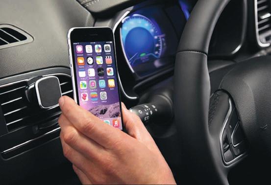 Tablet & Smartphone 01 Tablet Halterung Wird ganz unkompliziert an einer Kopfstütze angebracht und ermöglicht den Rücksitzpassagieren kurzweilige Unterhaltung.