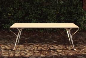 linea1 everyday table Gestell aus gekantetem Stahl mit Massivholzplatte. Maße 210 x 90 cm, Höhe 74 cm Tischplatte 35 mm.