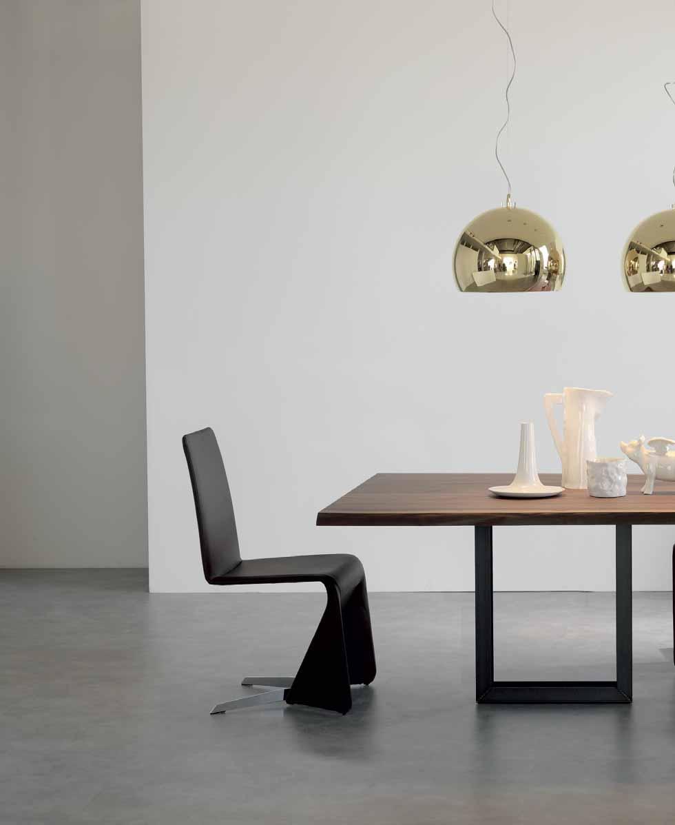 40 Design Philip Jackson Tavolo con base in metallo verniciato trasparente. Piano in noce Canaletto con bordi irregolari in massello naturale. Table with trasparent varnished metal base.