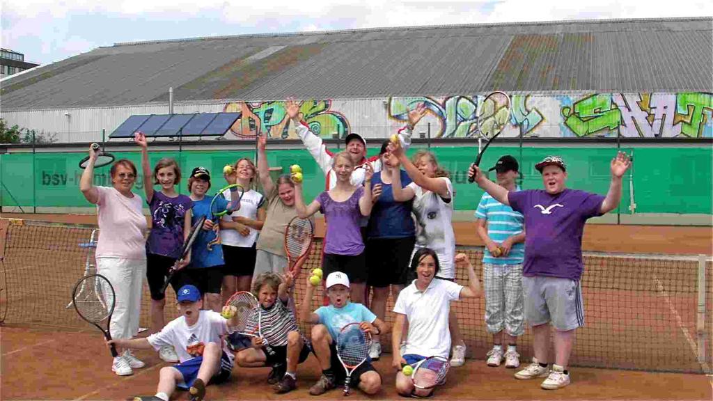 Der Betriebssportverband Hamburg und tennis-erfüllung präsentieren Das Tennis-Ferienpass-Angebot 2014 Damit der Sommer Spaß bringt!