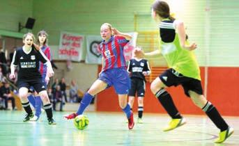 Futsal NFV-Auswahlspielerin Henrike Juraschek (am Ball) musste mit dem MTV Ramelsloh nach den Gruppenspielen die Segel streichen. Foto: Schaar Der 4.