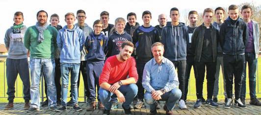 Bezirk Hannover Florian Deckwert und Marcin Kuczera (kniend von links) freuen sich über die erfolgreichen Absolventen des Anwärterlehrganges.