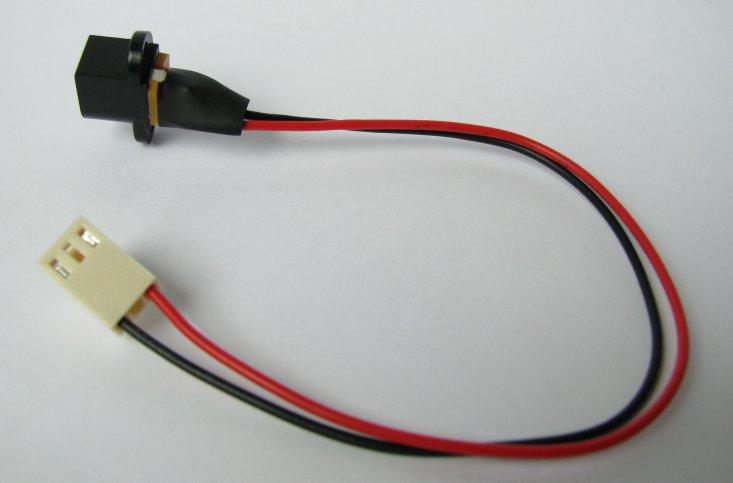 4 Adapterkabel für Ladegeräte Dem Bausatz liegen die notwendigen Bauteile für ein LadegeräteAdapterkabel bei: Eine Buchse für 2,1mm Hohlstecker, ein Kabel mit dreipoligem