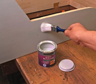 wird mit hellgrauer Acrylfarbe zweimal gestrichen. Das sieht nicht nur professionell aus, sondern schützt auch die Holzoberflächen beim Weiterbau.