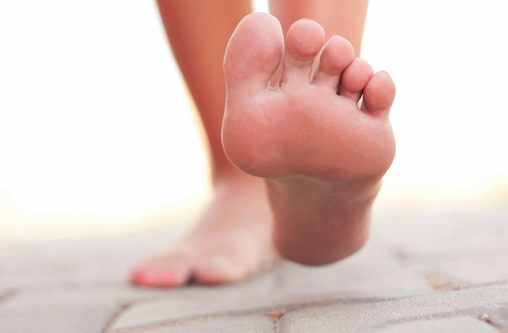 Fußpilz ist heilbar Eine Anwendung genügt Lamisil Once* Die innovative Fußpilztherapie* 12 Gerade Menschen, die viel unterwegs und beschäftigt sind, kann es passieren, dass sie die tägliche Fußpilz-