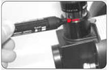 za.okular...12 mm in s pomočjo gumba za nastavitev ostrine (8) z.vstavljenim okularjem...nastavite ostrino. Položaja teleskopa ne spreminjajte. (Slika.
