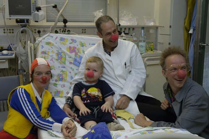 ROTE NASEN e.v. Clowns im Krankenhaus Eine starke Gemeinschaft für das Lachen stellt sich vor! Berlin. ROTE NASEN e. V. Clowns im Krankenhaus wurde 2003 in Berlin als gemeinnütziger Verein gegründet.