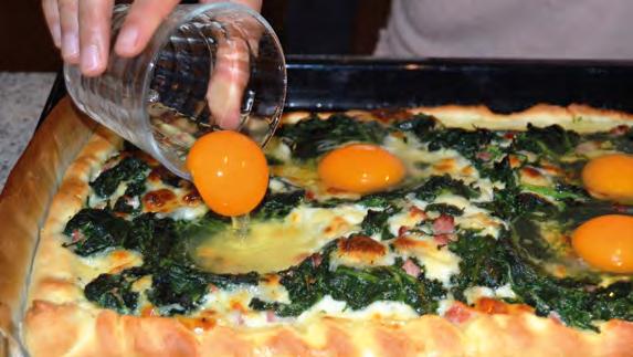 Vertiefungen in Belag und Teig drücken Pizza 20 Minuten bei 200 C backen Pizza aus dem Ofen nehmen, 4