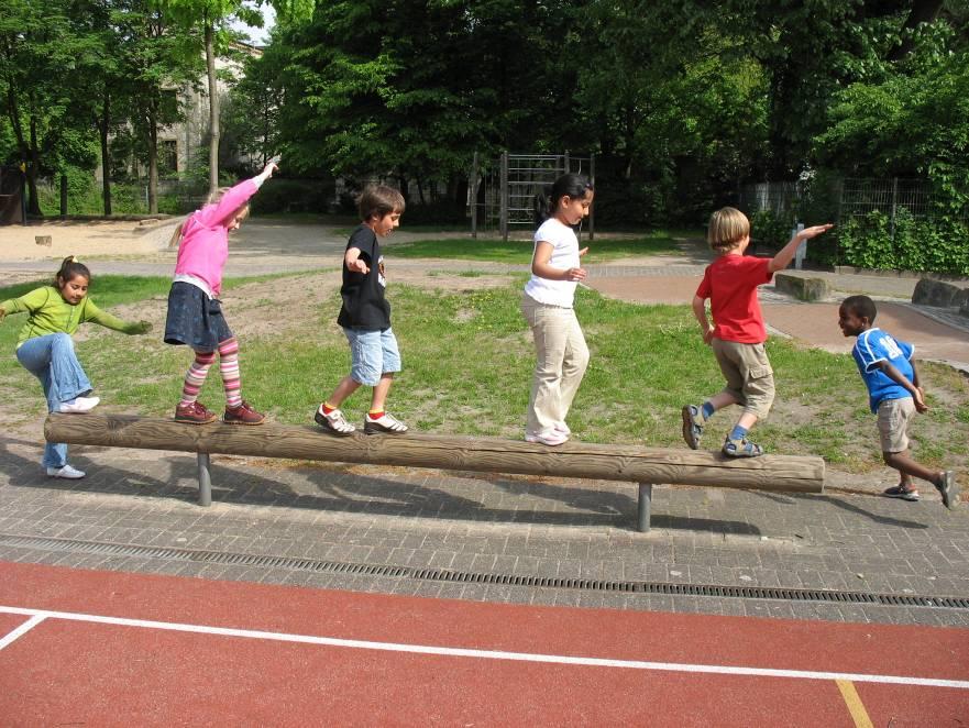 Grobmotorik - Gleichgewicht Kinder, die ihren Körper bewusst und zielgerichtet bewegen und das