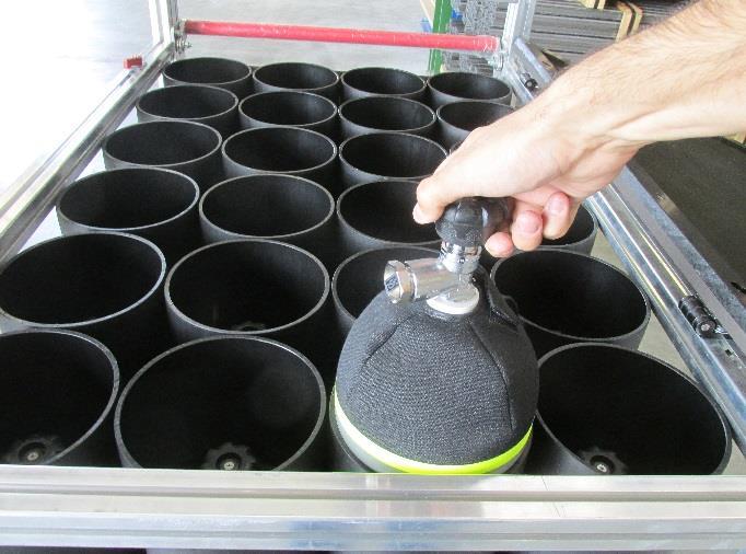 24 Atemschutzflaschen (UN 1002, max. Ø 154 mm) in den jeweiligen Staufächern stehend verteilt.