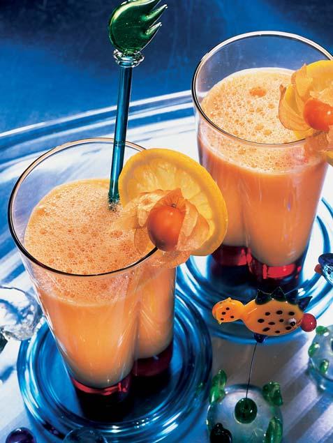 Vanilleeis, Aprikosen-Nektar und Whisky- Cream-Likör mit dem Schneidstab des Handrührgerätes oder im Mixer verquirlen. In ein Glas gießen und mit Zitronenscheibe und Kapstachelbeere garnieren.