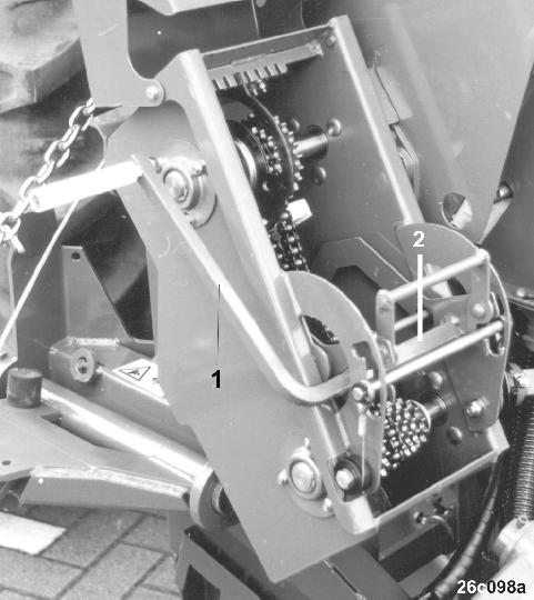 92 5.8.1 Kettenradpaarung im Verstellgetriebe einstellen - Getriebedeckel hochklappen und gegen unbeabsichtigtes Zuklappen sichern. - Abdrehkurbel (Fig.
