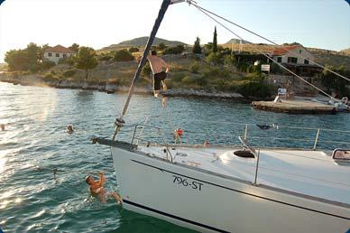 Mi, Tag 5 Cala Giorgio Marino Bonifacio (ca. 15sm) Heute segeln wir nach Korsika, wo wir den Hafen Bonifacio anlaufen.