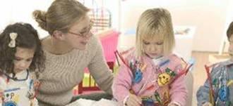 Gliederung 1. Bilinguale Kindergärten Hintergrund Organisation und Struktur Rolle der ErzieherInnen und Eltern 2.