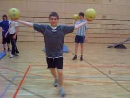 Übung 6: Beschreibung: Belastung: Rotierende Bewegung mit den Medicinball links-rechts
