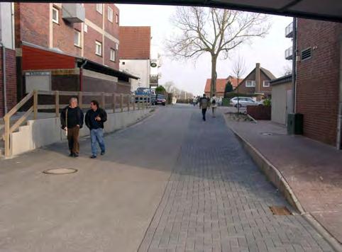 Erschließung einiger Häuser der Hauptstraße, Andienung des Supermarktes erfolgt ausschließlich über den Alten Sielweg, mangelnde Straßenraumgestaltung mit