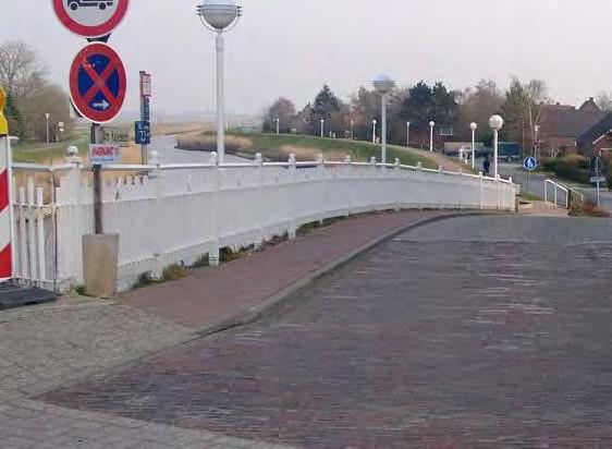20 m lange Stichstraße mit einer Befestigung aus Asphalt und Klinkermaterial im Einmündungsbereich zu Hauptstraße.