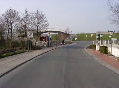 5,00 m, beidseitiger Gehweg (Betongehwegplatten/Betonsteinpflaster), zwei Grünflächen grenzen an, in der Nähe zum Kreuzungsbereich mit der Hauptstraße befinden sich der Aufgang der Brücke zu den