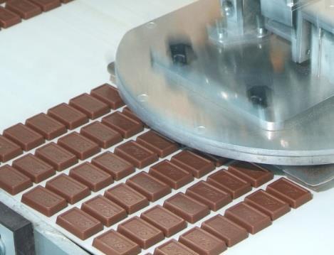 Probiert die einzelnen Vorprodukte der Schokolade und untersucht nach dem Schälen der Kakaofrucht,