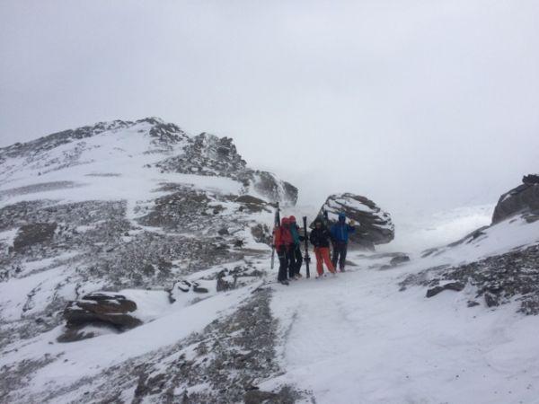 Stark vom Wind beeinflusste Schneeverteilung am Hirli (2889 m, Zermatt, VS), einer