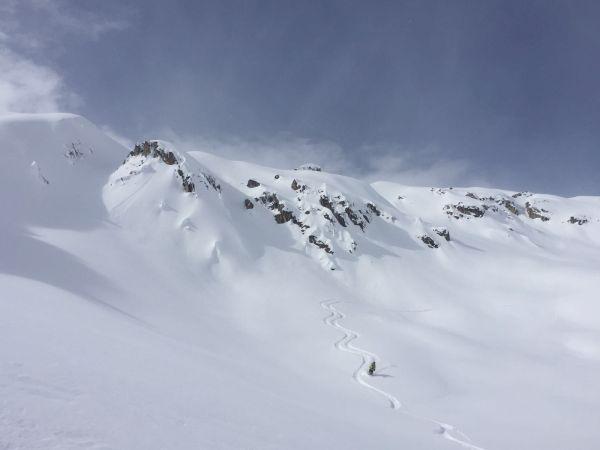 Kilometer in mässig steilem Gelände hangabwärts bewegten. Im roten Kreis markiert befindet sich ein Skitourengeher im Aufstieg (Foto: A. Kiser, 24.02.