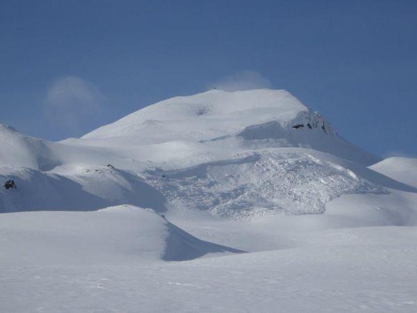 Bereits leicht eingeschneite, kleine Schneebrettlawine unterhalb des Hohbüel (2462 m,