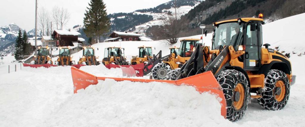 Mit bis zu 3,20 Meter breiten Räumschildern schwärmt die Volvo-Flotte aus und befreit die Straßen und Gehwege in Engelberg vom Schnee.