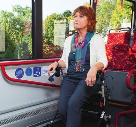 Während der Fahrt in Bus und Bahn Sie sollten den Rollator mit angezogener Handremse immer im Mehrzweckbereich