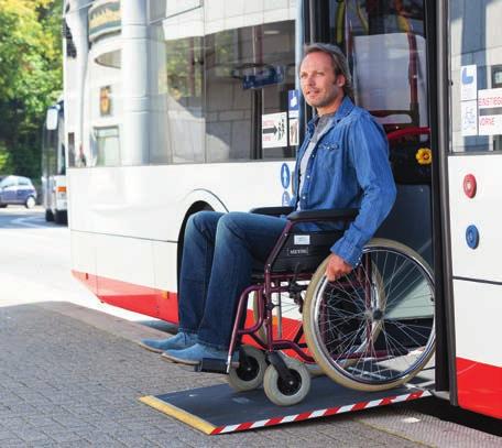 mit Rollator rückwärts mit Rollstuhl vorwärts Steigen Sie mit einem Rollator aus dem Bus rückwärts aus!